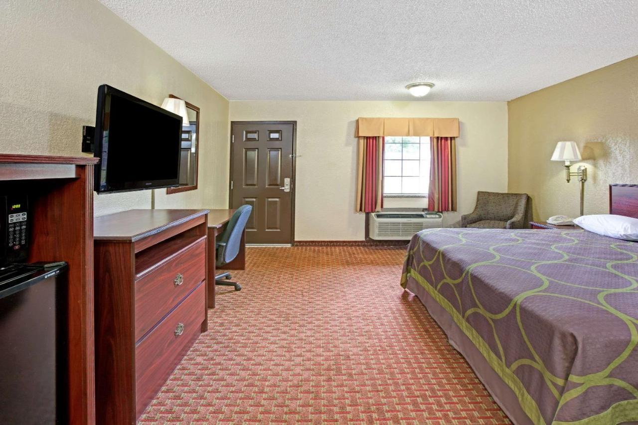 Super 8 By Wyndham Shawnee Hotel Exterior photo