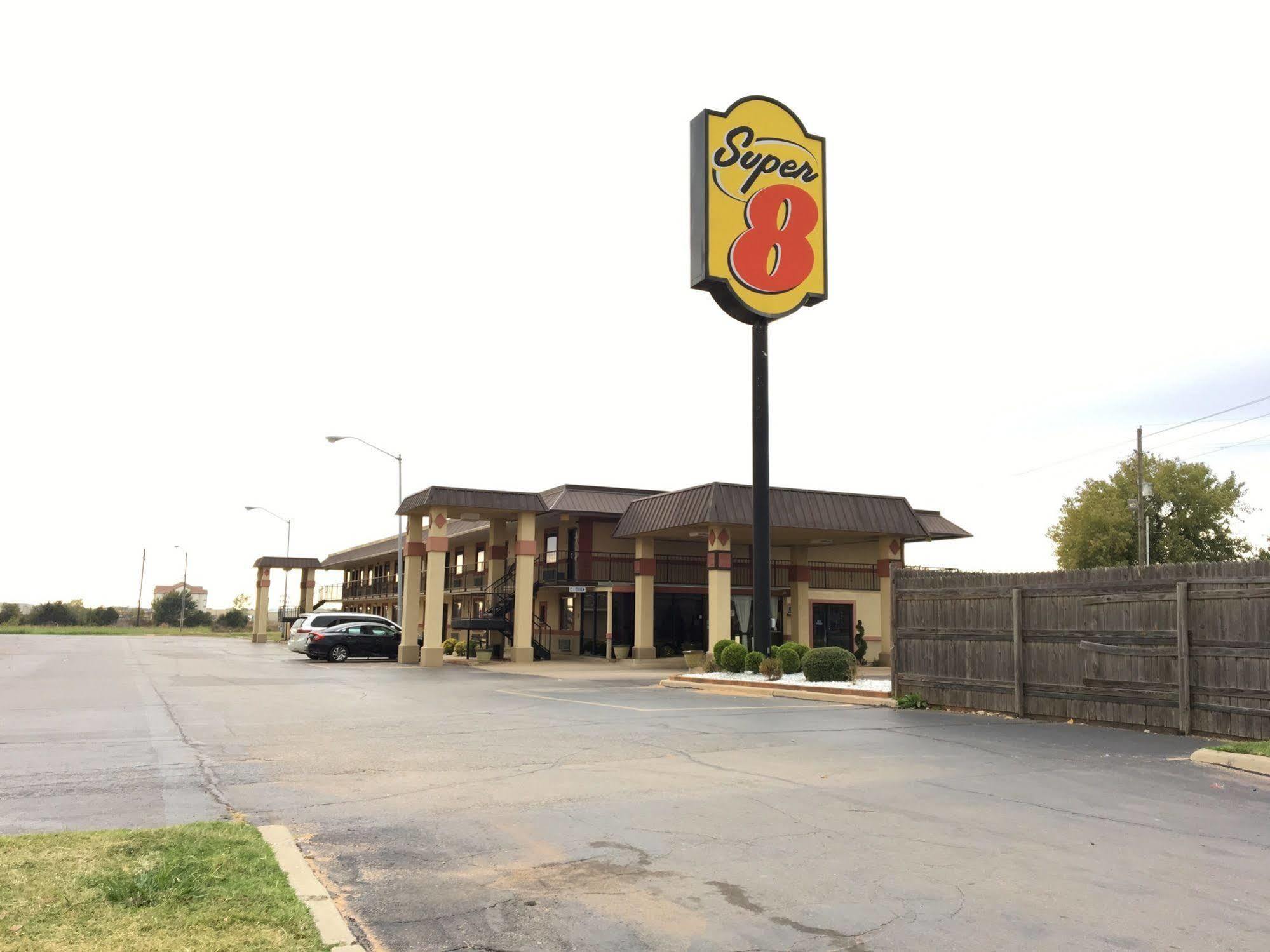 Super 8 By Wyndham Shawnee Hotel Exterior photo