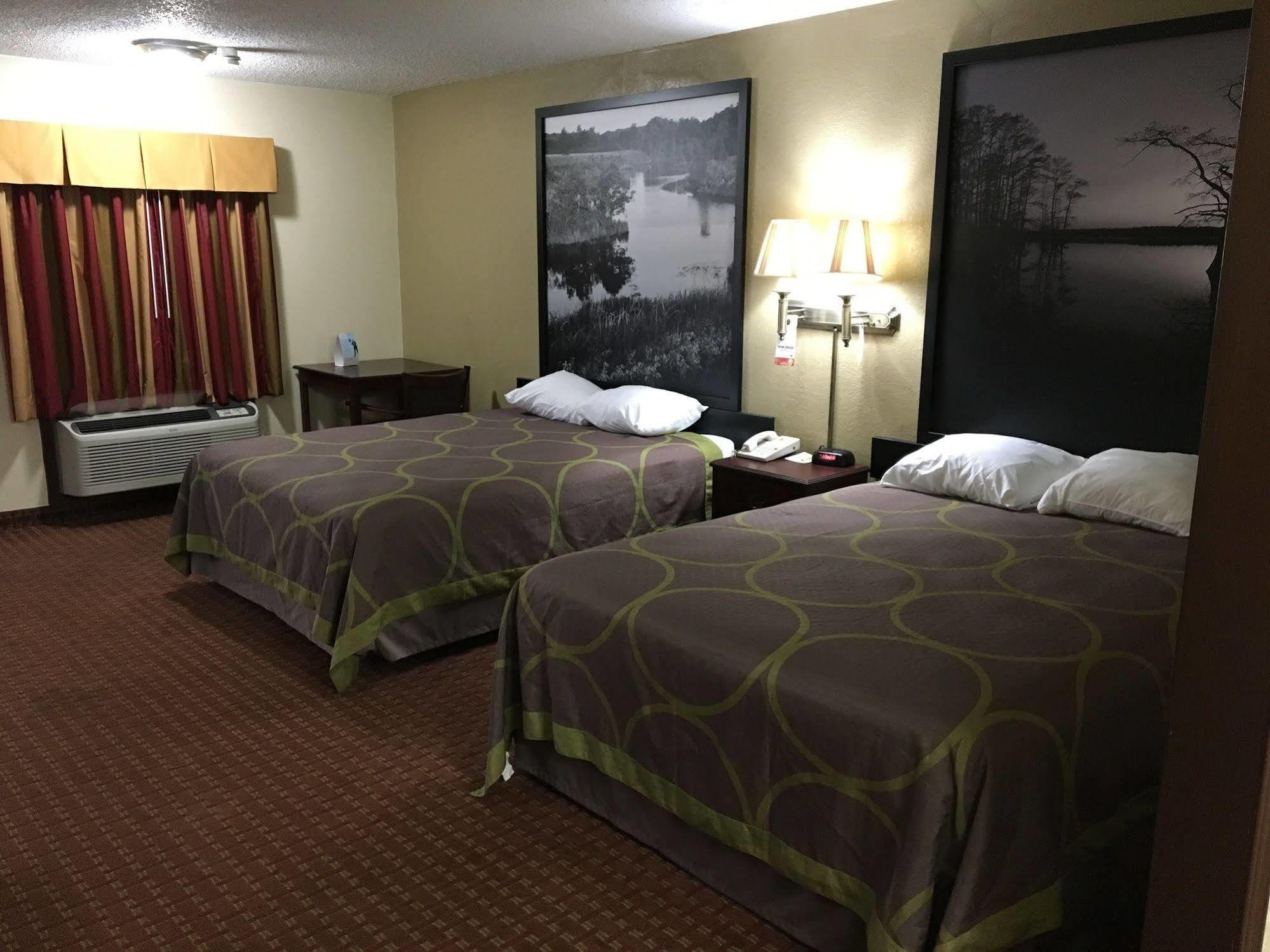 Super 8 By Wyndham Shawnee Hotel Exterior photo