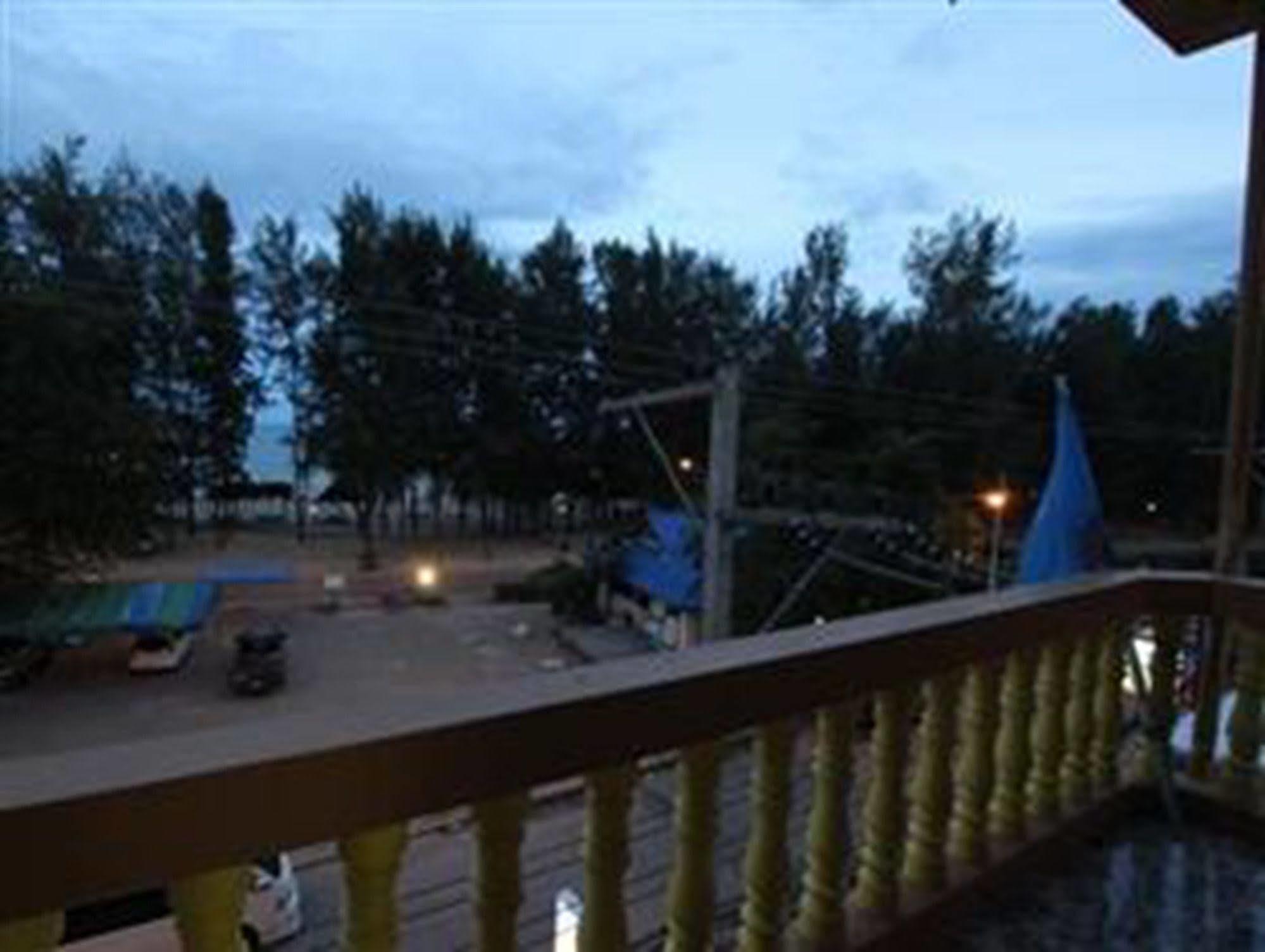 Super 8 By Wyndham Shawnee Hotel Exterior photo