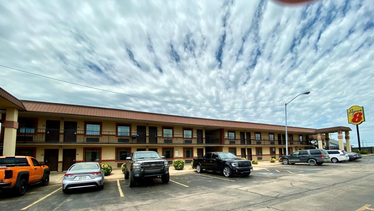 Super 8 By Wyndham Shawnee Hotel Exterior photo