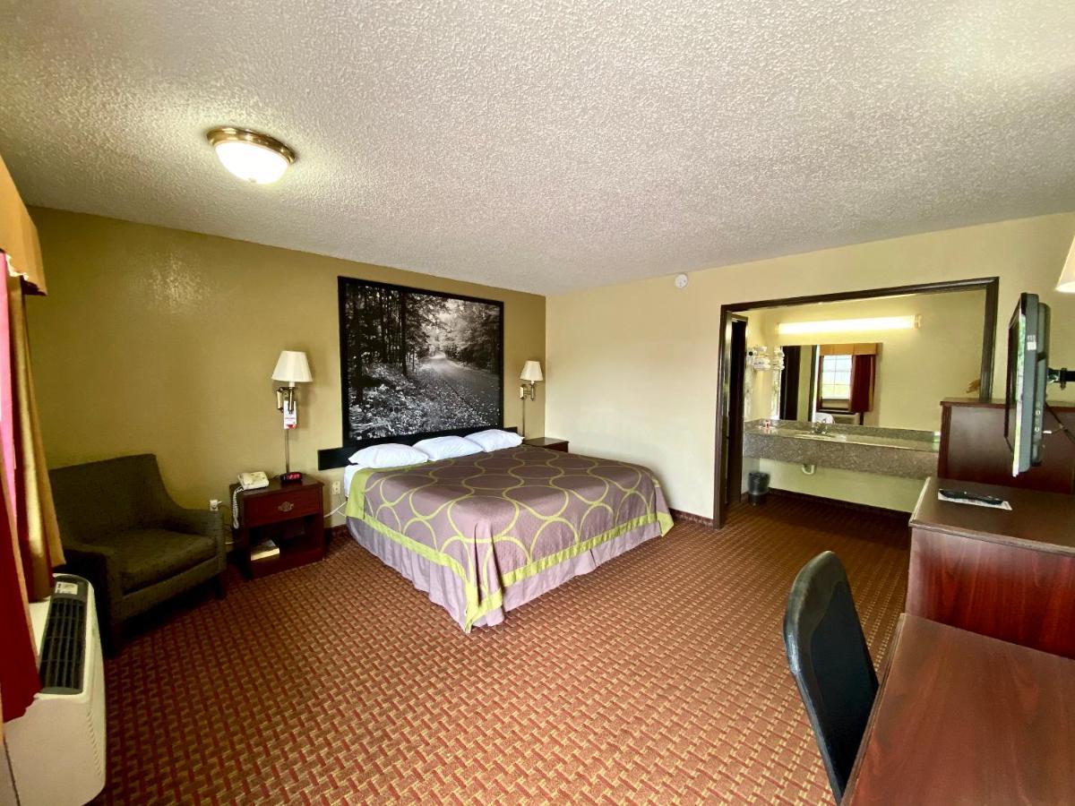 Super 8 By Wyndham Shawnee Hotel Exterior photo