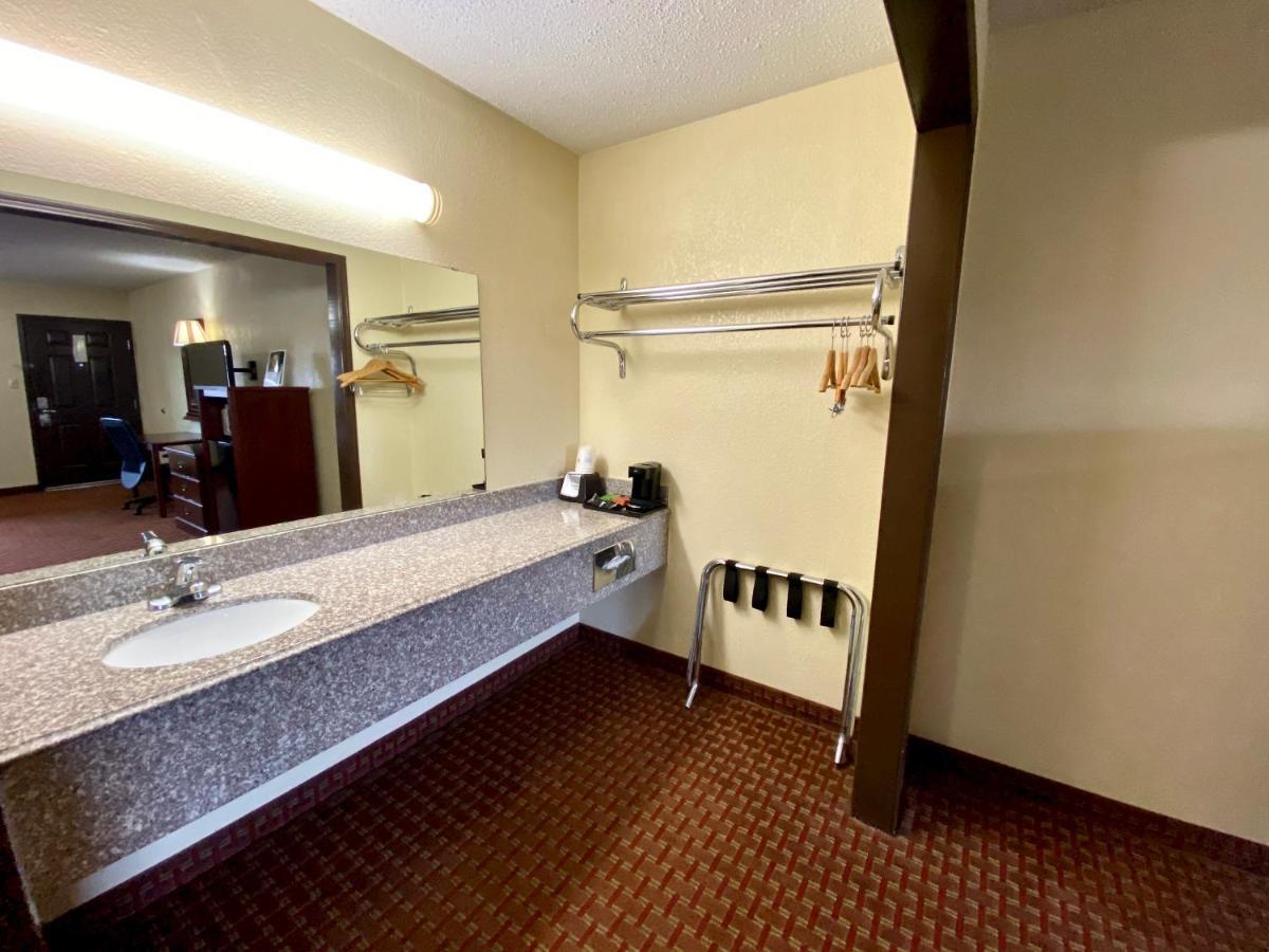 Super 8 By Wyndham Shawnee Hotel Exterior photo