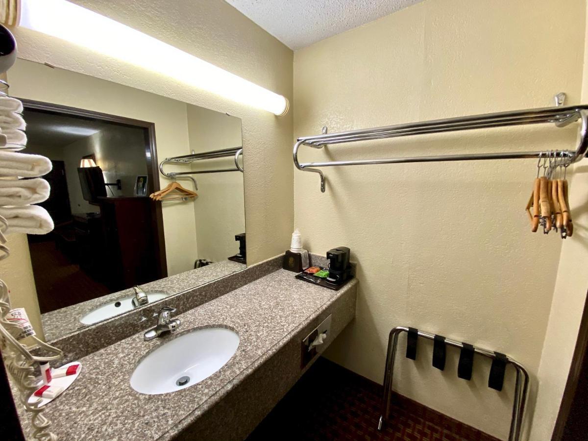 Super 8 By Wyndham Shawnee Hotel Exterior photo